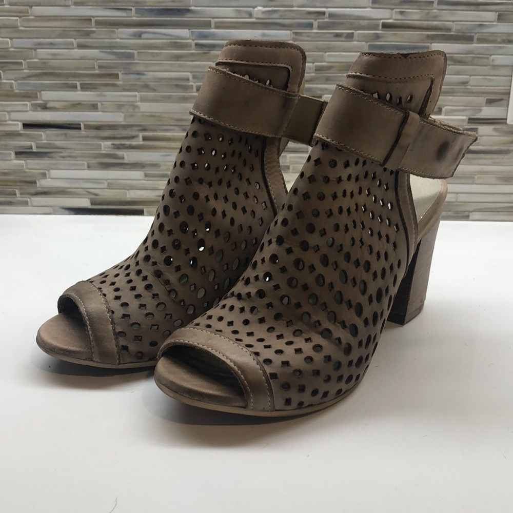 NWT Chocolat Blu laser cut heels